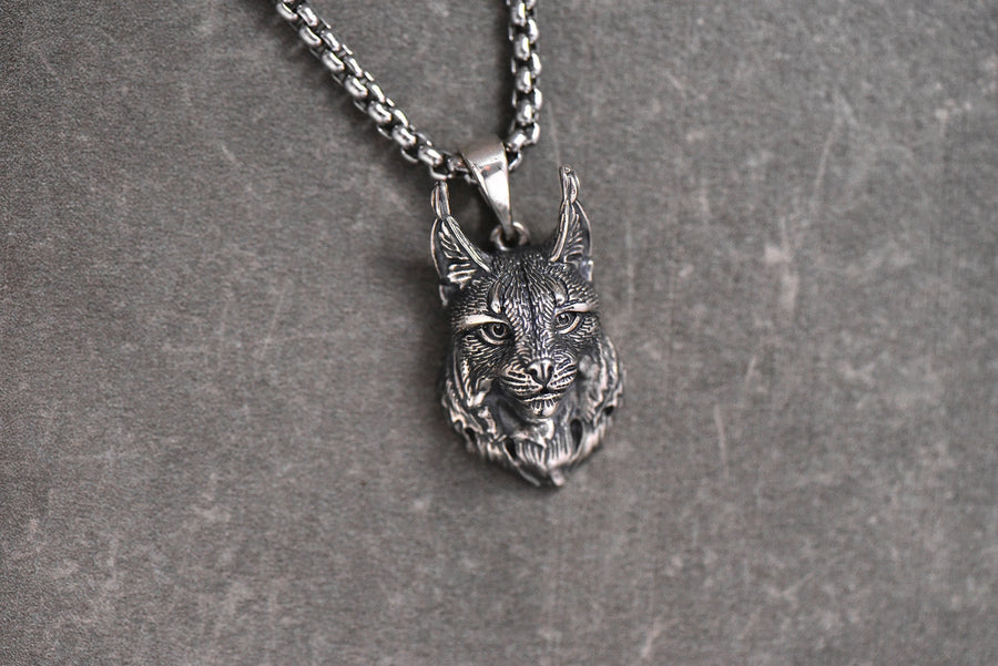 This lynx silver pendant necklace is real eye-catching. The genuine lynx fur is so realistic. It's perfect for those who love wild cats and appreciate the beauty of their natural habitats. __etsy:7400769323