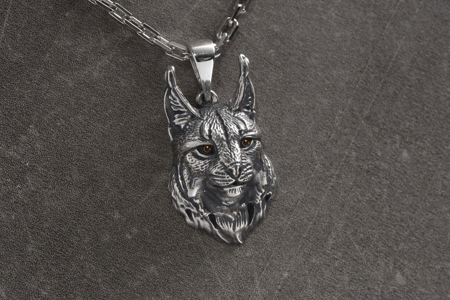 This lynx silver pendant necklace is real eye-catching. The genuine lynx fur is so realistic. It's perfect for those who love wild cats and appreciate the beauty of their natural habitats. __etsy:7400769323