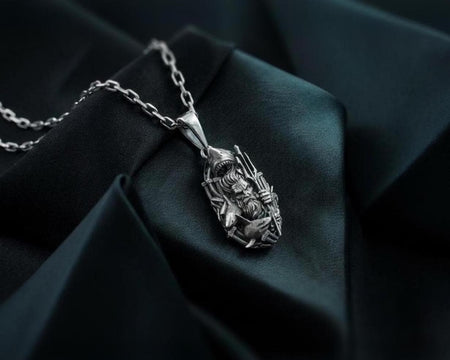 Displayed on a heavy silver chain, this substantial unisex pendant is perfectly scaled to be worn as a striking daily statement piece. Its dark, architectural, and nautical aesthetic appeals strongly to lovers of dark academia, gothic ocean trends, and alternative marine biology fashion. It serves as an impressive gift for collectors of deep-sea or mythological jewelry, pairing exceptionally well with dark maritime textiles, heavy leather jackets __etsy:8067349382