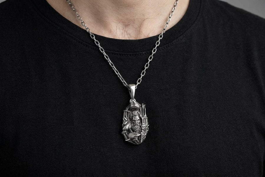 Displayed on a heavy silver chain, this substantial unisex pendant is perfectly scaled to be worn as a striking daily statement piece. Its dark, architectural, and nautical aesthetic appeals strongly to lovers of dark academia, gothic ocean trends, and alternative marine biology fashion. It serves as an impressive gift for collectors of deep-sea or mythological jewelry, pairing exceptionally well with dark maritime textiles, heavy leather jackets __etsy:8067349382