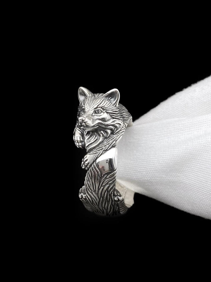 Introducing our charming Silver Fox Ring! This exquisite piece of jewelry captures the grace and beauty of the fox. __etsy:6988998774