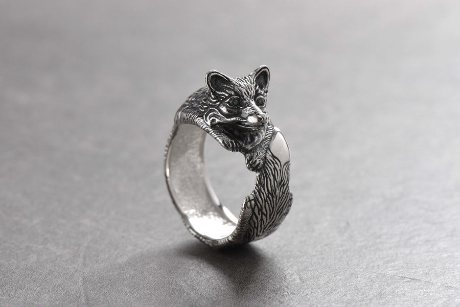 Introducing our charming Silver Fox Ring! This exquisite piece of jewelry captures the grace and beauty of the fox. __etsy:6988998774