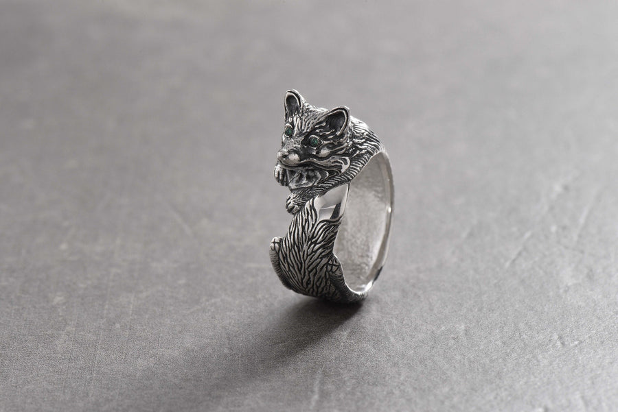 Introducing our charming Silver Fox Ring! This exquisite piece of jewelry captures the grace and beauty of the fox. __etsy:6988998774