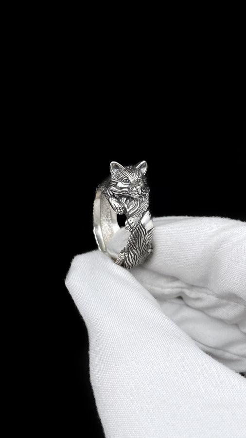Introducing our charming Silver Fox Ring! This exquisite piece of jewelry captures the grace and beauty of the fox. __etsy:6988998774