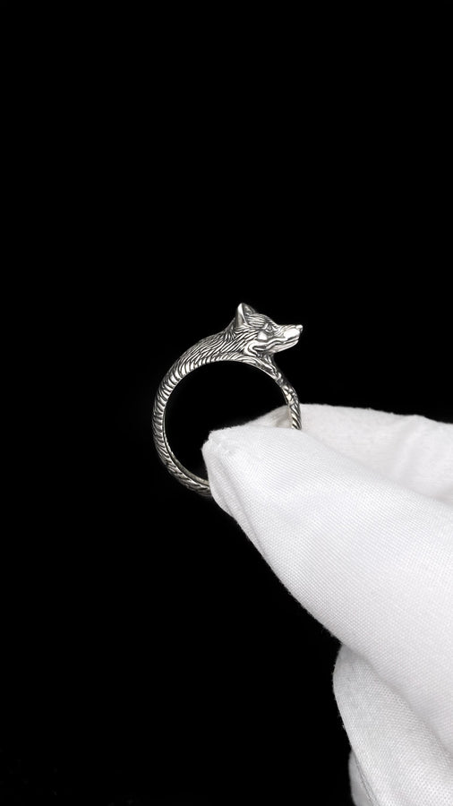 Introducing our charming Silver Fox Ring! This exquisite piece of jewelry captures the grace and beauty of the fox. __etsy:6988998774
