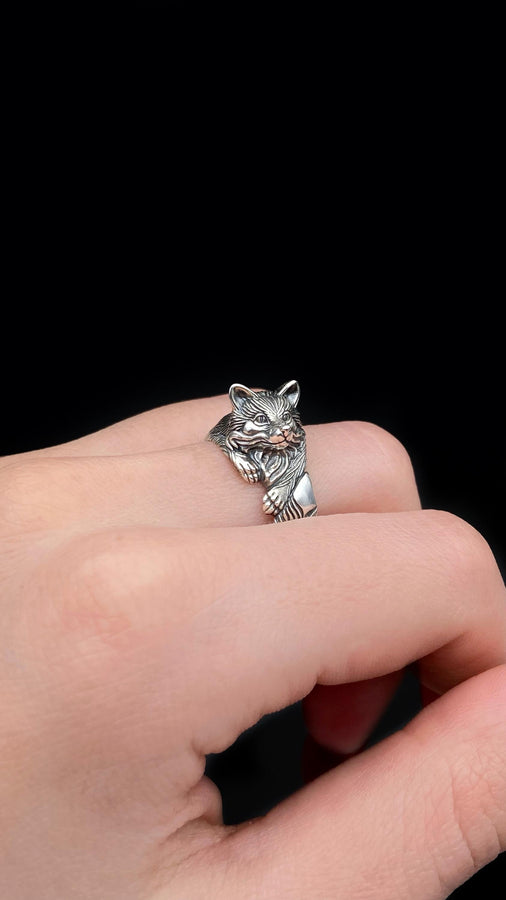 Introducing our charming Silver Fox Ring! This exquisite piece of jewelry captures the grace and beauty of the fox. __etsy:6988998774