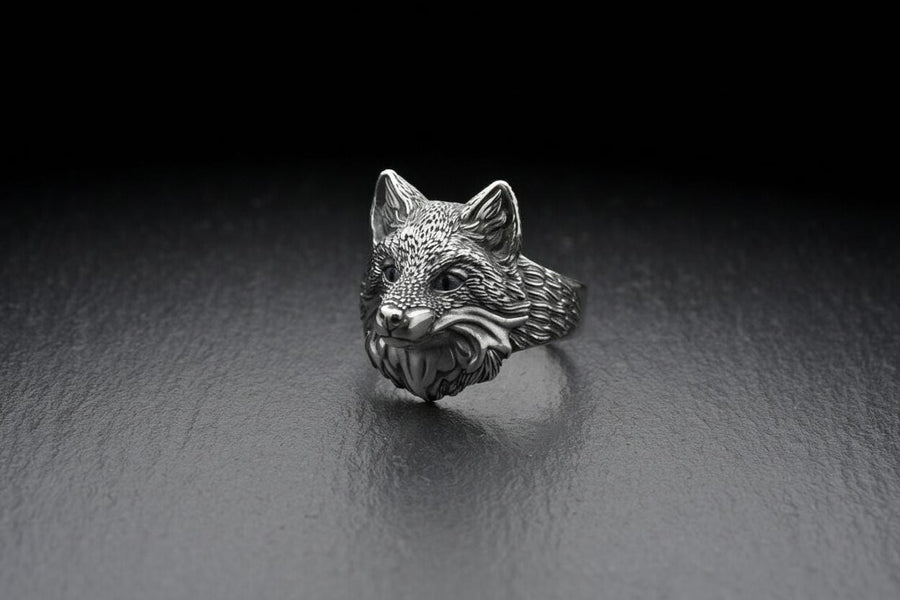 This fox head silver ring is the perfect gift for fox lovers and animal jewelry enthusiasts. With its high-quality design and detailed accents, it will be sure to please. __etsy:7209081694