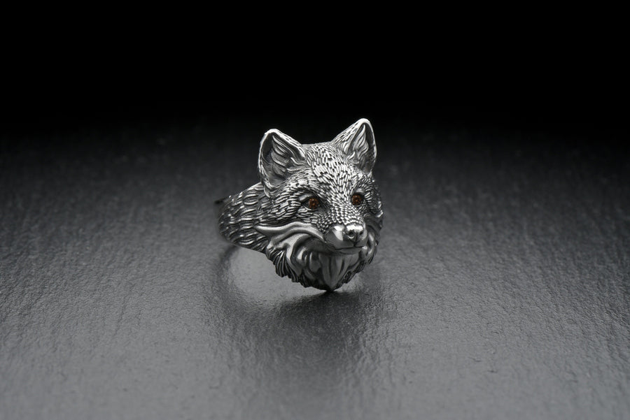This fox head silver ring is the perfect gift for fox lovers and animal jewelry enthusiasts. With its high-quality design and detailed accents, it will be sure to please. __etsy:7209081694