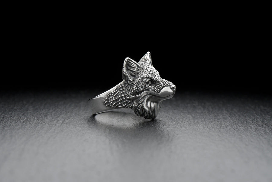 This fox head silver ring is the perfect gift for fox lovers and animal jewelry enthusiasts. With its high-quality design and detailed accents, it will be sure to please. __etsy:7209081694