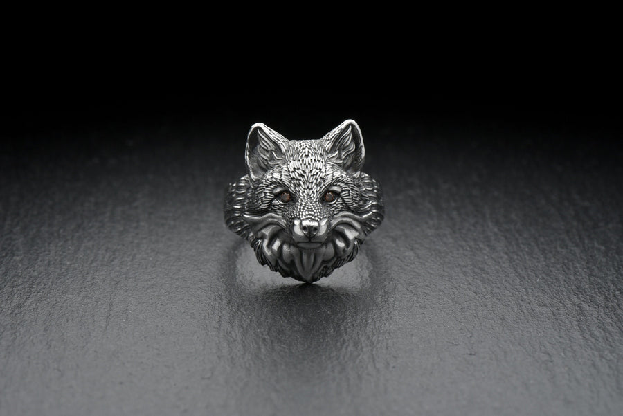 This fox head silver ring is the perfect gift for fox lovers and animal jewelry enthusiasts. With its high-quality design and detailed accents, it will be sure to please. __etsy:7209081694