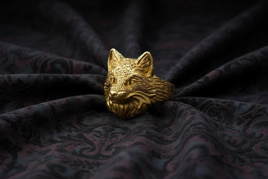 This fox head silver ring is the perfect gift for fox lovers and animal jewelry enthusiasts. With its high-quality design and detailed accents, it will be sure to please. __etsy:7209081694