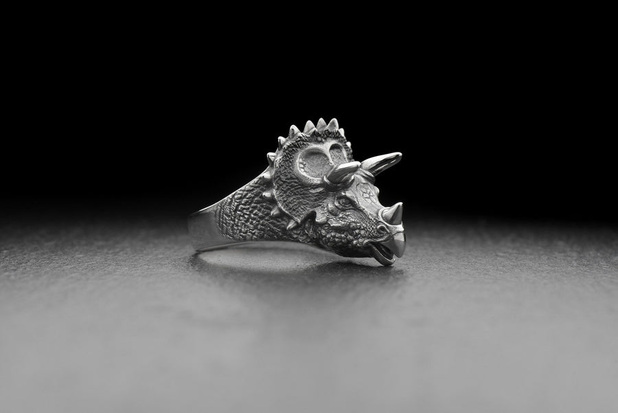 Made from high-quality sterling silver, this ring showcases the iconic Triceratops dinosaur in all its glory. __etsy:4960622057