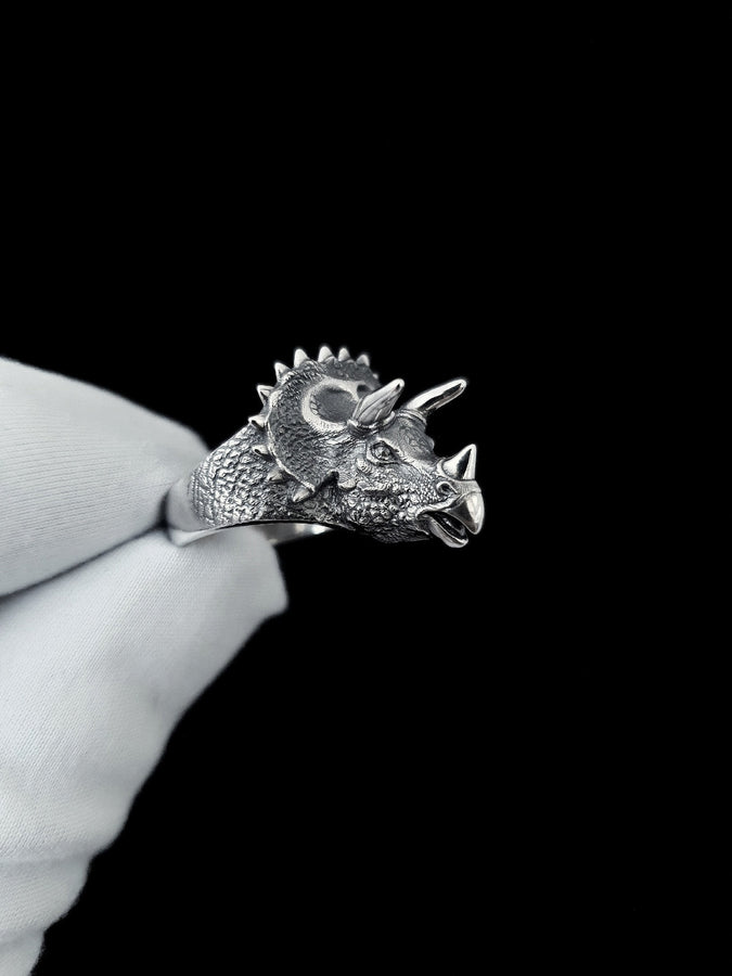 Made from high-quality sterling silver, this ring showcases the iconic Triceratops dinosaur in all its glory. __etsy:4960622057