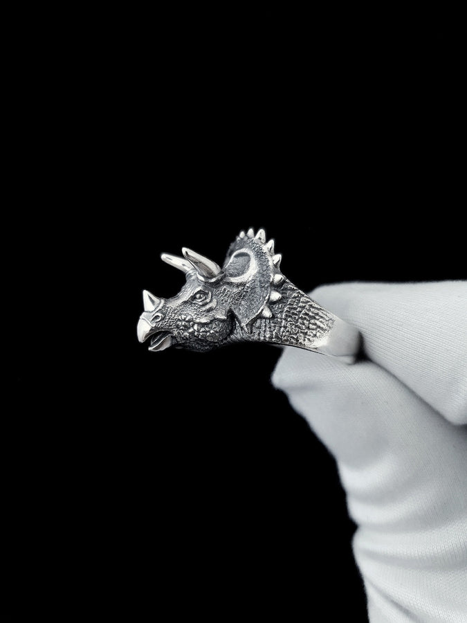 Made from high-quality sterling silver, this ring showcases the iconic Triceratops dinosaur in all its glory. __etsy:4960622057