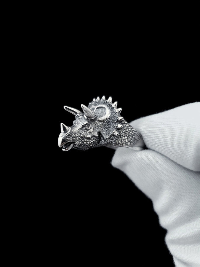 Made from high-quality sterling silver, this ring showcases the iconic Triceratops dinosaur in all its glory. __etsy:4960622057