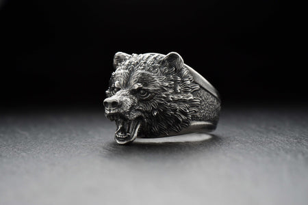 Grizzly bears are a symbol of strength, power, and resilience, making this ring the perfect way to embrace these qualities.