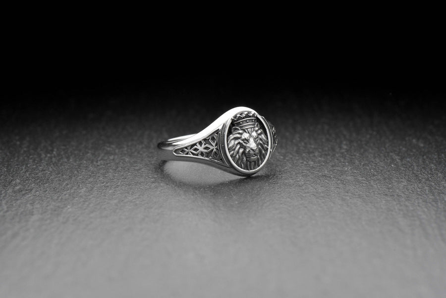Signet ring	silver signet ring	animal signet ring	animal silver ring	Lion head jewelry	wild cat jewelry	lion silver ring