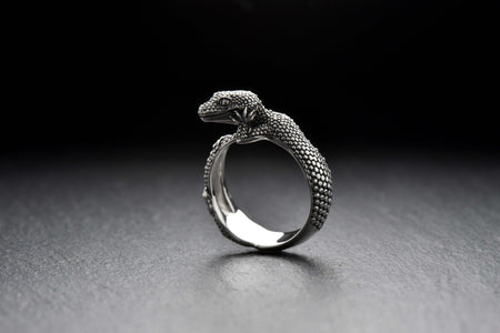 with a real Gecko around your finger. It's beautiful and thoughtful. Contact us to order your little gecko today. (etsy image id: 4195058725)