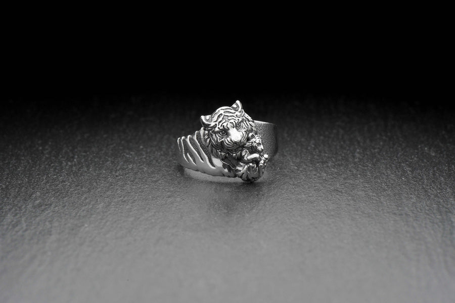 men's jewelry	silver signet ring	animal silver ring	signet silver ring	men ring	men jewelry	women jewelry	women silver ring	ring for woman	wild cat jewelry	Tigress	Tigress ring	tiger child (etsy image id: 7400242005)