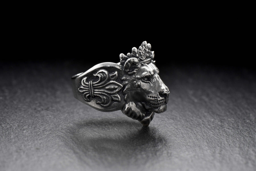 We present to your attention a new silver ring in the form of a lioness queen's head! This is a unique decoration that symbolizes strength, beauty and dignity.