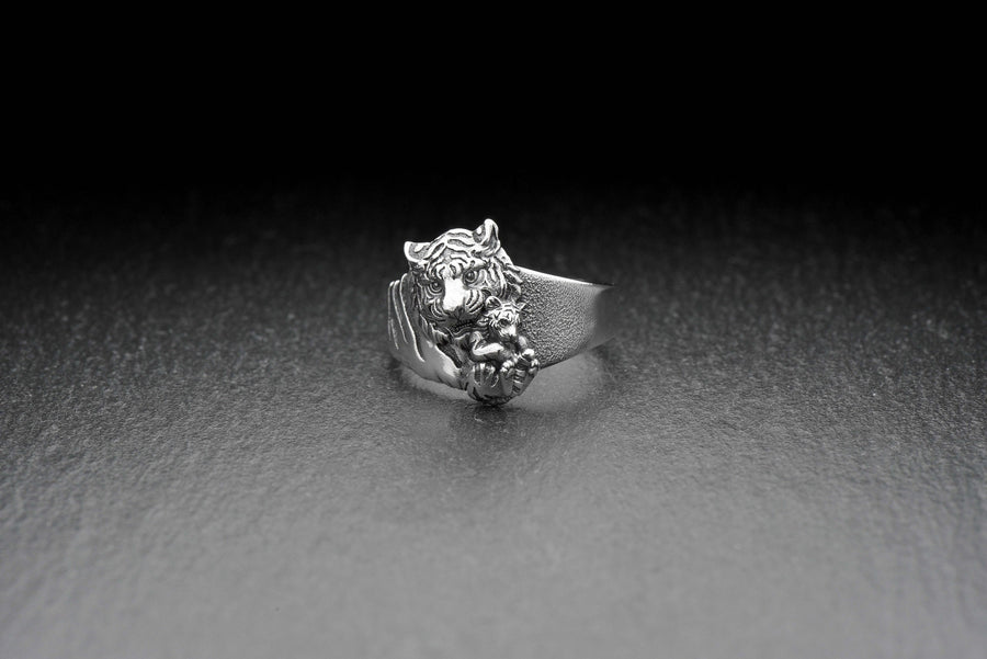 men's jewelry	silver signet ring	animal silver ring	signet silver ring	men ring	men jewelry	women jewelry	women silver ring	ring for woman	wild cat jewelry	Tigress	Tigress ring	tiger child (etsy image id: 7400242005)