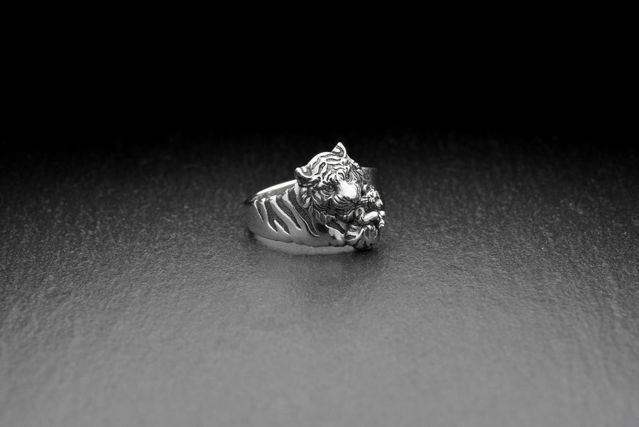 men's jewelry	silver signet ring	animal silver ring	signet silver ring	men ring	men jewelry	women jewelry	women silver ring	ring for woman	wild cat jewelry	Tigress	Tigress ring	tiger child (etsy image id: 7400242005)