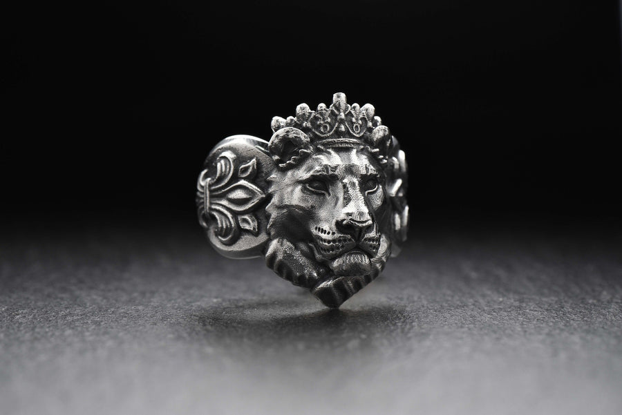 We present to your attention a new silver ring in the form of a lioness queen's head! This is a unique decoration that symbolizes strength, beauty and dignity.