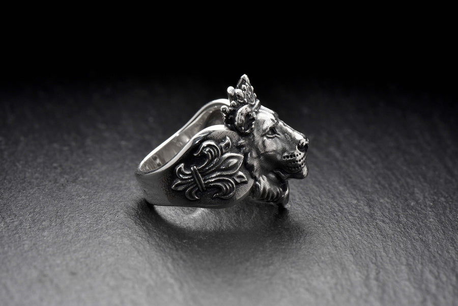 We present to your attention a new silver ring in the form of a lioness queen's head! This is a unique decoration that symbolizes strength, beauty and dignity.