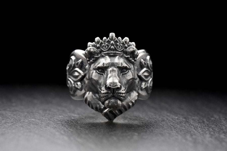 We present to your attention a new silver ring in the form of a lioness queen's head! This is a unique decoration that symbolizes strength, beauty and dignity.