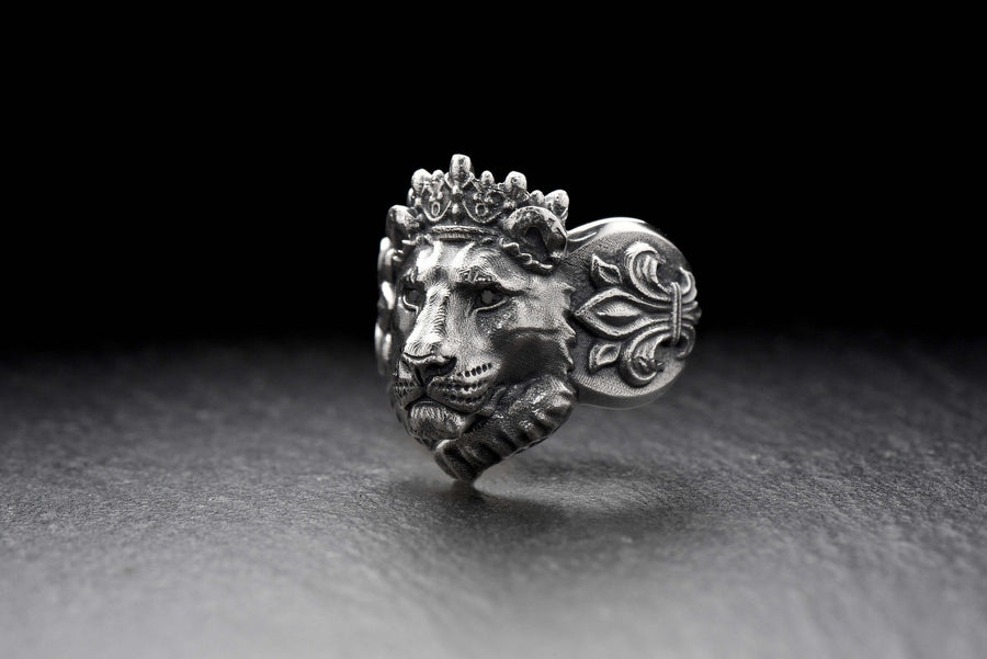We present to your attention a new silver ring in the form of a lioness queen's head! This is a unique decoration that symbolizes strength, beauty and dignity.