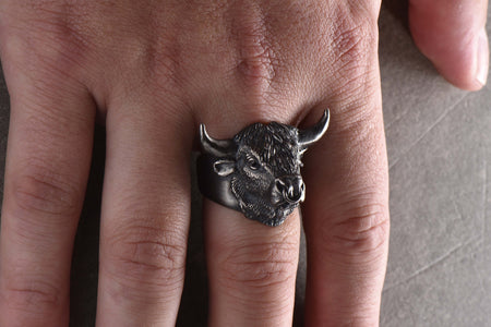 Show off your Spanish bullfighting spirit with this ring! Choose from different sizes and add a gemstones in eyes to make your future ring really unique!