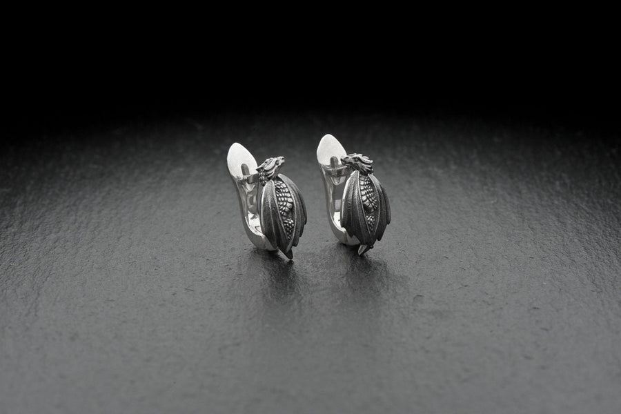 The dragon is one of the most amazing creatures, with representations in myths, legends, and art in almost all cultures. The dragon is considered the embodiment of wisdom and magical power.