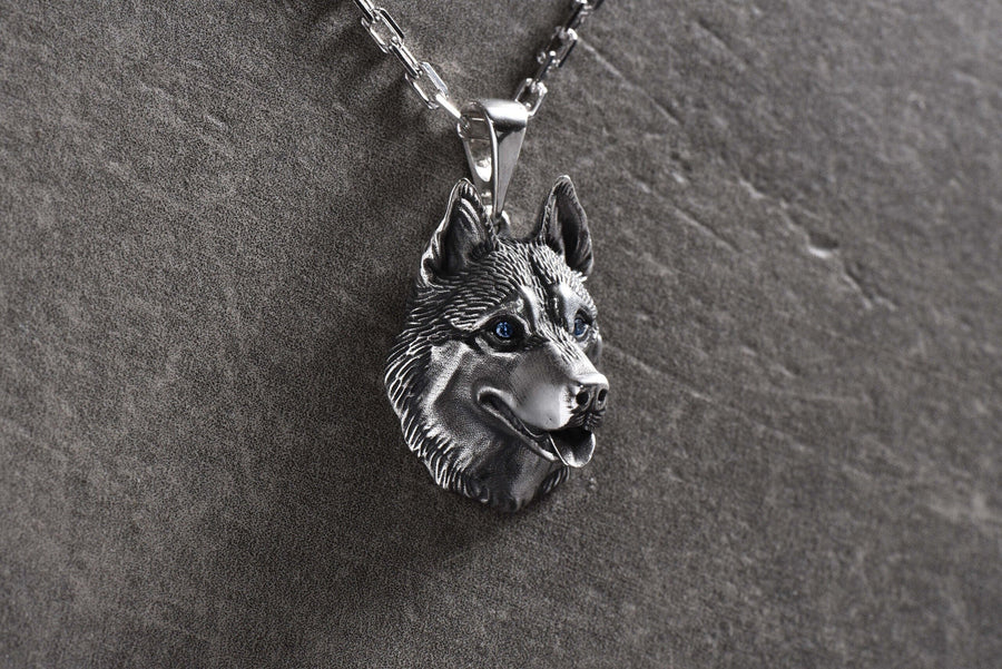 This pendant is made of high quality silver and will be a wonderful decoration for dog and husky lovers in particular. The pendant depicts a beautiful husky that will amaze with its beauty and expressiveness. (etsy image id: 7354046820)