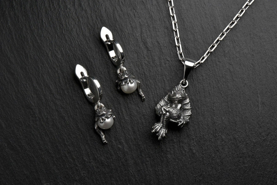 silver earrings	earrings	gift	Sterling silver	animal earrings	animal jewelry	Silver Earrings	Frog Earrings	Frog	Frog jewelry	Frog lovers	silver Frog Earrings	silver frog (etsy image id: 4656321269)