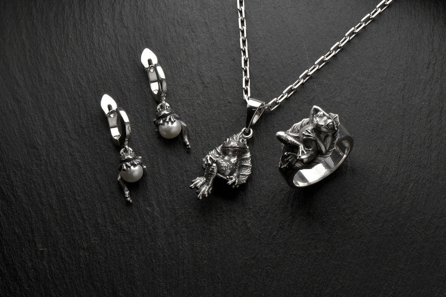 silver earrings	earrings	gift	Sterling silver	animal earrings	animal jewelry	Silver Earrings	Frog Earrings	Frog	Frog jewelry	Frog lovers	silver Frog Earrings	silver frog (etsy image id: 4656321269)