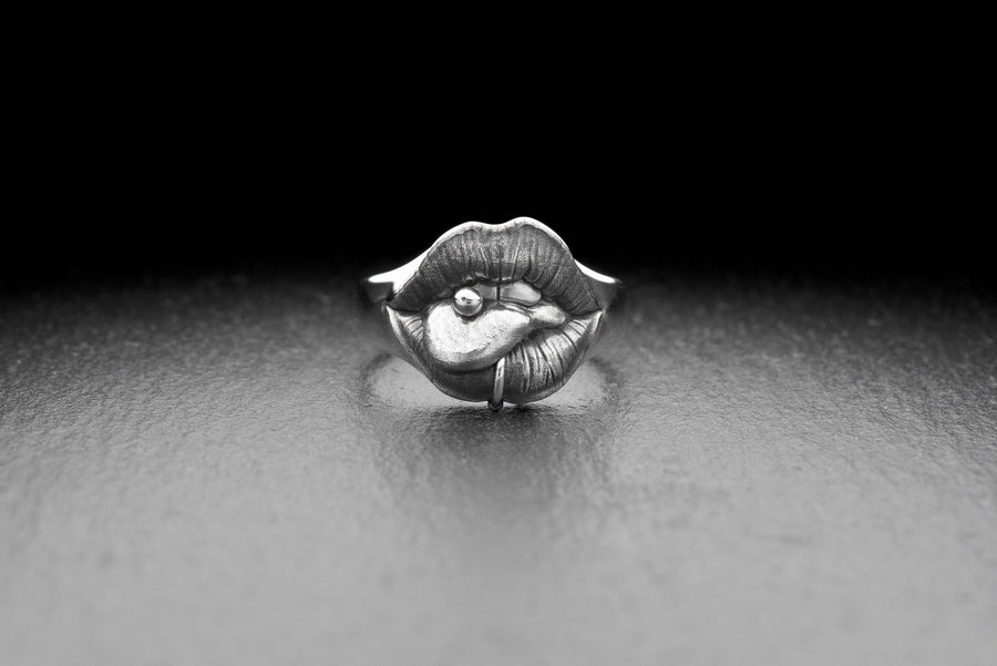 sterling silver ring	love gift	sweetheart gift	sweetheart ring	gift for him	Silver Ring Lip	gift for her	Ring Lip	Lips	jewelry lips	Ribg lips	body jewelry	silver (etsy image id: 7308740879)