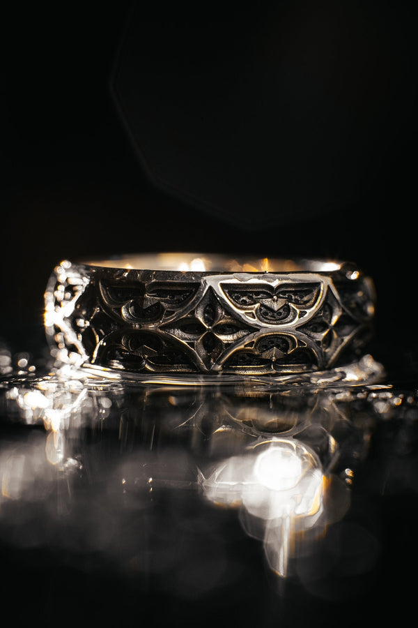 The image demonstrates the seamless nature of the pattern, which wraps around the ring without a visible break. This indicates high-quality casting and mold-making. The rim is substantial but rounded, preventing the ring from digging into the finger. It showcases a balance between rugged "blacksmith" aesthetics and fine jewelry finishing. (etsy image id: 6100248085)