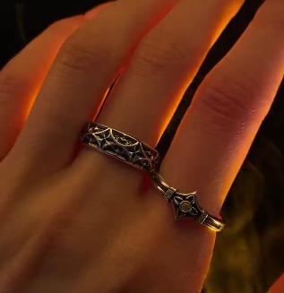 The image demonstrates the seamless nature of the pattern, which wraps around the ring without a visible break. This indicates high-quality casting and mold-making. The rim is substantial but rounded, preventing the ring from digging into the finger. It showcases a balance between rugged "blacksmith" aesthetics and fine jewelry finishing. (etsy image id: 6100248085)