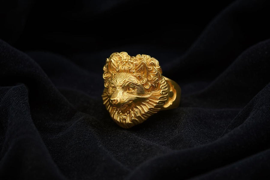Looking for a unique piece of jewelry to add to your collection? Check out this dreamy fox ring!  The intricate details and stunning design make it the perfect accessory to elevate any outfit. Whether you're dressing up for a special occasion or just want to add a little flair to your everyday look, this ring is sure to turn heads. So why wait? Treat yourself to this stunning piece and make your jewelry dreams come true