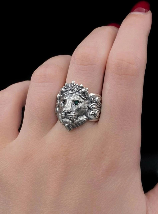 We present to your attention a new silver ring in the form of a lioness queen's head! This is a unique decoration that symbolizes strength, beauty and dignity.