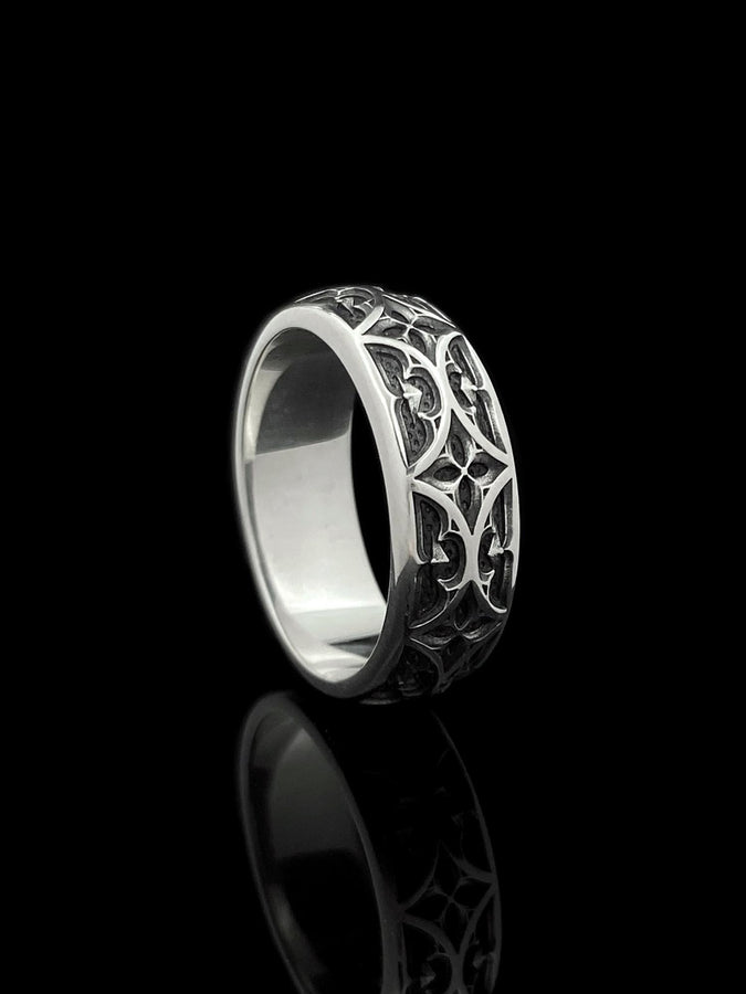 The image demonstrates the seamless nature of the pattern, which wraps around the ring without a visible break. This indicates high-quality casting and mold-making. The rim is substantial but rounded, preventing the ring from digging into the finger. It showcases a balance between rugged "blacksmith" aesthetics and fine jewelry finishing. (etsy image id: 6100248085)