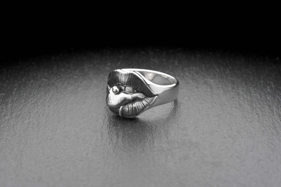 sterling silver ring	love gift	sweetheart gift	sweetheart ring	gift for him	Silver Ring Lip	gift for her	Ring Lip	Lips	jewelry lips	Ribg lips	body jewelry	silver (etsy image id: 7308740879)