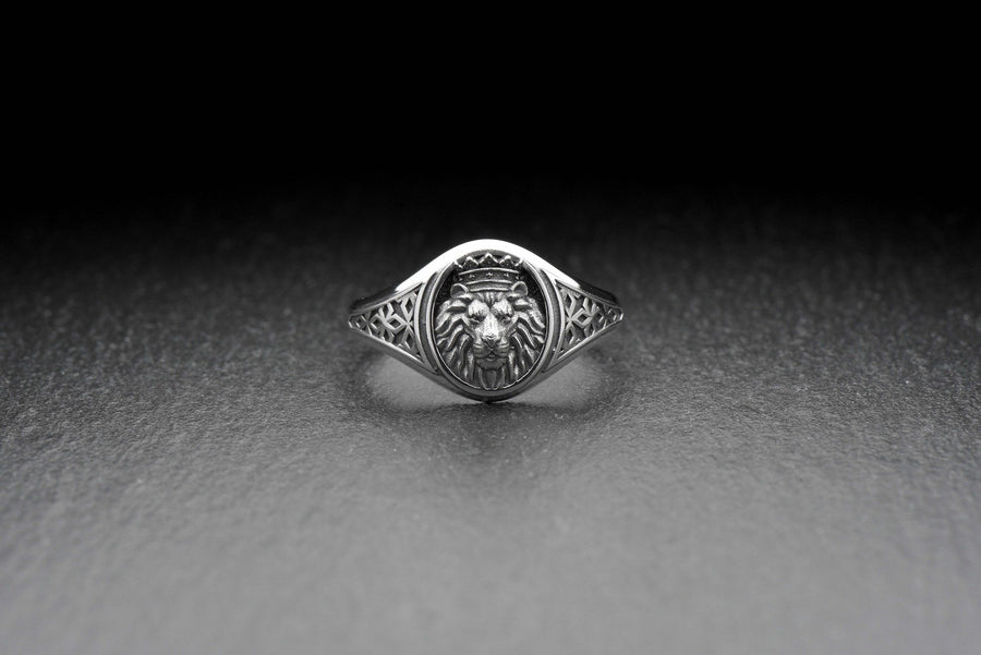 Signet ring	silver signet ring	animal signet ring	animal silver ring	Lion head jewelry	wild cat jewelry	lion silver ring