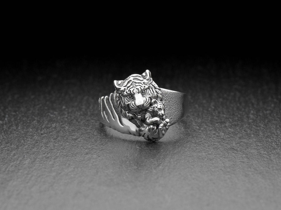 men's jewelry	silver signet ring	animal silver ring	signet silver ring	men ring	men jewelry	women jewelry	women silver ring	ring for woman	wild cat jewelry	Tigress	Tigress ring	tiger child (etsy image id: 7400242005)