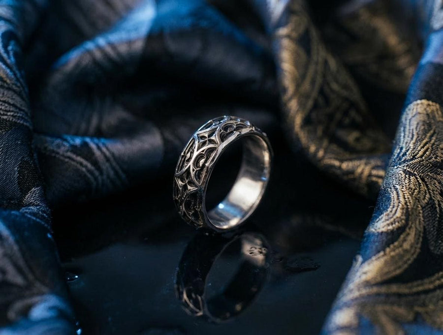 The image demonstrates the seamless nature of the pattern, which wraps around the ring without a visible break. This indicates high-quality casting and mold-making. The rim is substantial but rounded, preventing the ring from digging into the finger. It showcases a balance between rugged "blacksmith" aesthetics and fine jewelry finishing. (etsy image id: 6100248085)