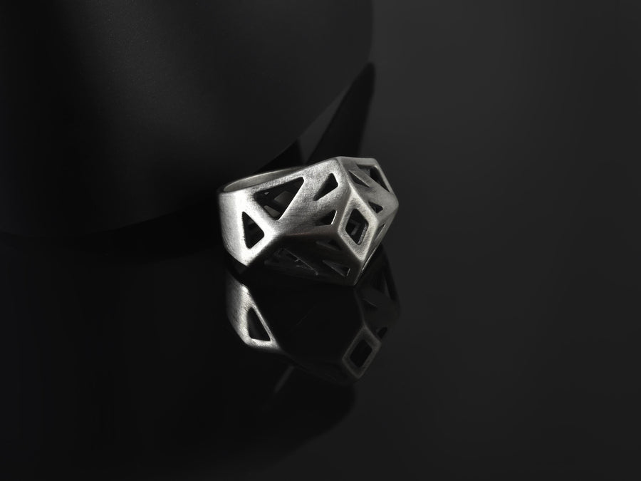 Make a bold structural statement with this solid 925 sterling silver low-poly ring. Designed like a three-dimensional architectural cage, this brutalist piece features a heavily faceted, open wireframe silhouette that rises prominently off the finger like a geometric prism.