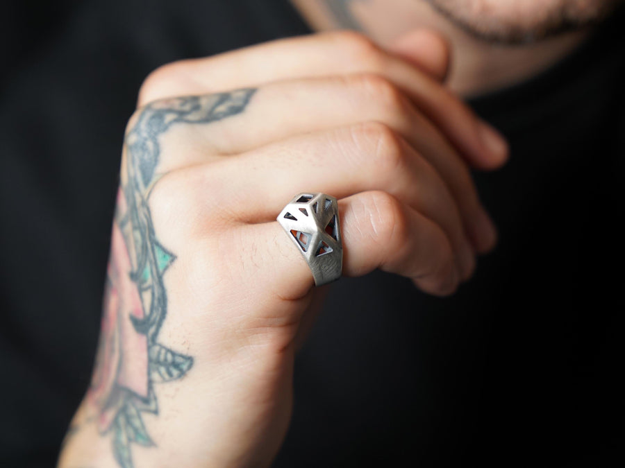 Make a bold structural statement with this solid 925 sterling silver low-poly ring. Designed like a three-dimensional architectural cage, this brutalist piece features a heavily faceted, open wireframe silhouette that rises prominently off the finger like a geometric prism.