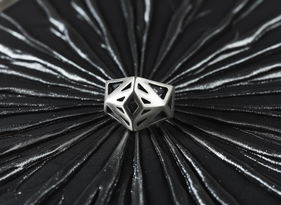 Make a bold structural statement with this solid 925 sterling silver low-poly ring. Designed like a three-dimensional architectural cage, this brutalist piece features a heavily faceted, open wireframe silhouette that rises prominently off the finger like a geometric prism.